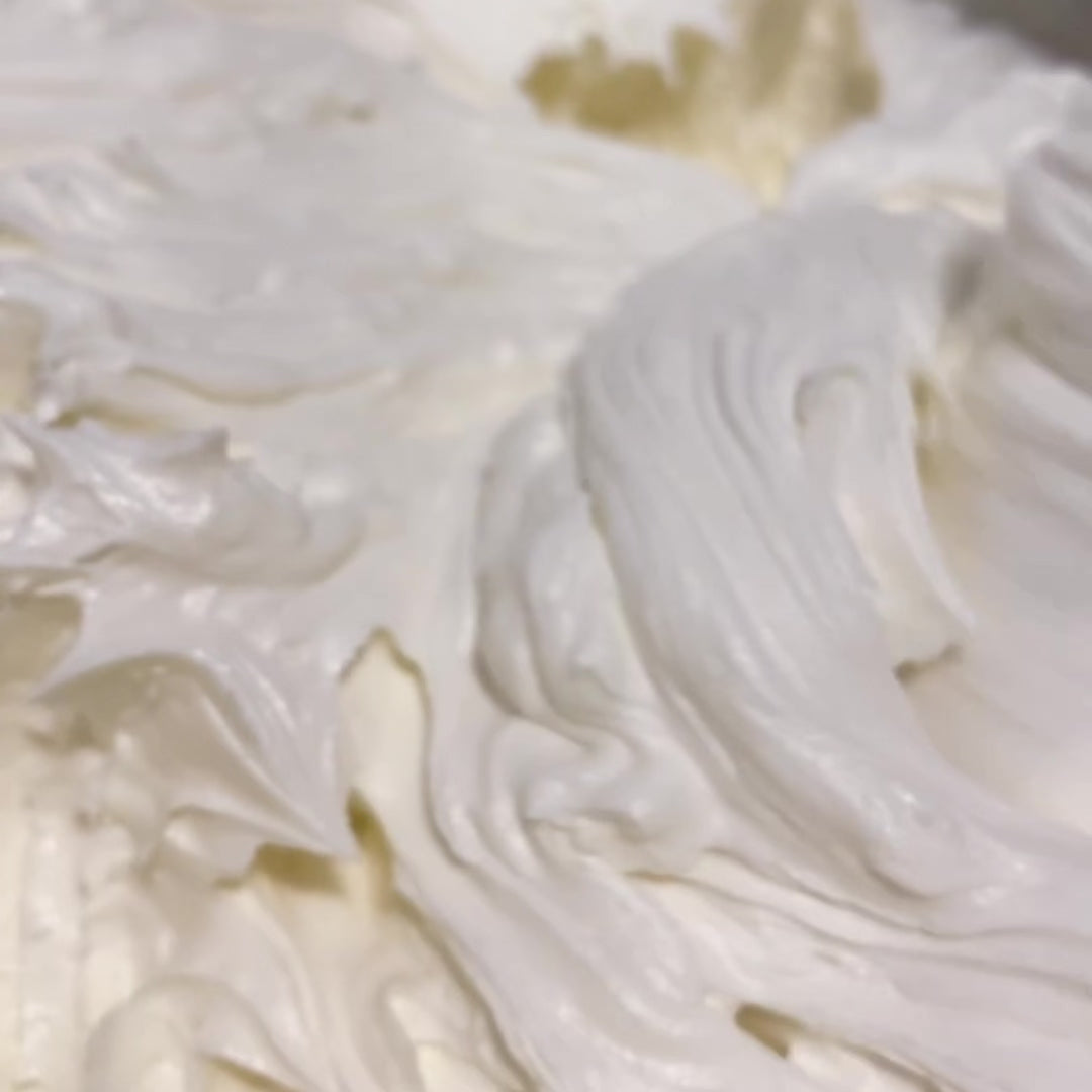 A video showing the creamy texture of Nüska Vanilla Body Butter with Vanilla Absolute Oil.